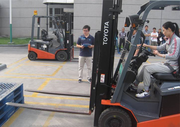 操作(zuò)叉車(che)前(qian)檢(jian)查、避讓障礙物(wù)、叉車(che)倒車(che)行駛要求、叉車(che)停車(che)放置及(ji)行爲(wei)規範。